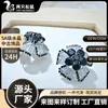 Aretes de Aguja Plateada con Estilo de Lujo Ligero, Cobre Incrustado con Pedrería, Diseño Floral, Sensación de Alta Gama, Forma Floral a la Moda, Joyería Yiwu, Diseño de Nicho
