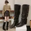 2026 Botas Cavaleiro Quadradas Empilhadas Bico Quadrado Botas Longas Retrô Superfície de Couro Pequenas Rugas Botas Outono Inverno Femininas Panturrilha Larga Estilo Bico Quadrado Oculto para Aumentar a Altura