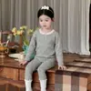 Xiaoyu Luoluo oferece conjuntos de outono para bebês e crianças em estoque, Grau A, hipoalergênicos e respiráveis, feitos de algodão Lycra, incluindo camisetas de manga comprida e leggings.