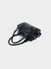Bolsa Feminina Cor Sólida com Rebites 2026 Estilo Novo Retrô Bolsa para Trabalho Punk Motociclista Grande Capacidade Sob o Braço Bolsa de Ombro Fashion
