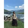 Fotos reales de atuendos de viaje en las praderas del oeste de Sichuan y el Gran Bucle del Noroeste: suéteres casuales de corte holgado y faldas maxi asimétricas con volantes