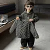 Ropa para Niños Otoño e Invierno Set para Bebé 2026 Ropa Nueva para Niños Chaqueta con Capucha a Cuadros Elegante Conjunto de Tres Piezas Moderno