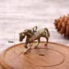 Llavero de latón vintage caballo creativo para el éxito adornos de oficina pequeño caballo de cobre colgante colgantes fabricantes al por mayor