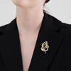 Broche de calabaza con forma de serpiente de Design Sense, elegante broche creativo de nicho femenino de alta gama, hebilla antiluz, accesorios de moda elegantes.
