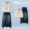Conjunto casual de dos piezas para primavera y otoño 2026, con un diseño moderno que incluye una sudadera de imitación de dos piezas y pantalones vaqueros con pajarita.