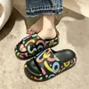 Novas Chinelos de Verão Cartoon Mais Vendidos para Mulheres Sandálias Casuais Antiderrapantes de Duas Vias Chinelos de Praia e Jardim