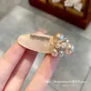 Presilha de cabelo bege com letra de pérola e strass Dongdaemun coreana, acessório de cabelo de presilha lateral de alta qualidade para mulheres