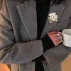 Broche de Camelia de Gama Alta para Mujer Exquisito Flor de Nicho Corsage Pin de Solapa de Traje de Gama Alta Accesorios Hebilla Antiexposición
