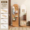 Espejo de tocador de tablero perforado retro de lujo ligero, giratorio y móvil, perchero integrado para abrigos y sombreros para uso doméstico, espejo de cuerpo entero de pie