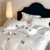 Juego de cuatro piezas de algodón de fibra larga de 60 hilos con bordado estilo INS, sábana bajera ultra suave de algodón puro, juego de tres piezas de dibujos animados para niños