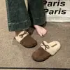 Chinelos de algodão slip-on 2026, felpudos e quentes, com laço, chinelos fechados peludos para uso doméstico para mulheres, adequados para uso externo, estilo retrô