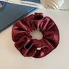 Scrunchie de Satén con Borde Dorado de Lujo con Sensación de Alta Gama, Tamaño Grande, Banda Elástica para el Cabello Estilo Perezoso