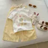 Conjunto de Ropa de Verano 2026 para Niñas Nuevo Estilo Coreano Estampado de Dibujos Animados Camiseta de Manga Corta y Pantalones de Pierna Ancha Conjunto de Dos Piezas para Bebés Niñas