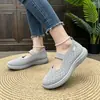 Sapatos de caminhada de corte baixo para mães de meia-idade e idosas, slip-ons elásticos de malha fly-knit, sapatos de tecido Old Beijing leves antiderrapantes atacado