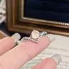 Anel Levemente Luxuoso com Topázio Cintilante Corte Fogos de Artifício Vazado, Anel da Moda Levemente Luxuoso com Diamante de Alto Carbono e Diamante Azul Marinho Inlaid para Mulheres