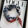 Lenço Quadrado Pequeno de Luxo de Entrada Francês Primavera e Verão Colar de Pérolas Lenço com Fivela Magnética para Preguiçosas Lenço Feminino com Corrente Clavicular