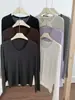 Suministro directo de fábrica de camiseta básica para mujer con cuello en U de Lyocell, dobladillo de doble capa, hecha de Tencel, acetato y lana de oveja, con un corte ligeramente ajustado.