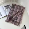 Bufandas al por mayor para otoño e invierno de 2026: bufandas con estampado de rosas, versátiles y elegantes, que ofrecen calidez y una sensación lujosa; Chalecos de cachemira sintética con flecos, disponibles para venta al por mayor