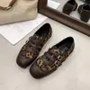 Sapatos de bico profundo, versáteis para o outono, sapatos casuais de couro baixo, mocassins femininos estilo britânico 2026, novo design retrô com fivela de cinto
