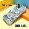 Versión europea azul claro estampado floral blanco tridimensional 15pm funda rígida de película de una sola capa para iPhone17 funda de teléfono fresca y artística