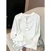 Outono 2026 Promoção Quente Pequena Gola V Floco de Neve Algodão Camiseta Feminina Manga Longa Botão Branco Casual Estilo para o Dia a Dia Camada Base