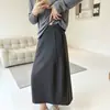 Saia evasê elegante e que valoriza a silhueta! Meia-saia casual longa, confortável, ligeiramente elástica, de cintura baixa e lisa, com formato arqueado