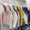 Nova jaqueta de algodão com enchimento canelado, ultraleve e estilosa para mulheres, com capuz, curta, quente, casaco de inverno com gola alta para mulheres