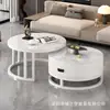 Conjunto moderno minimalista de mesas de centro redondas com tampo branco brilhante, estrutura branca e gabinete cinza, mesas redondas empilháveis para a sala de estar