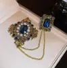 Broche Quadrado Estilo Palácio Retrô com Franjas e Corrente Personalizada, Broche com Pedra Esmeralda, Acessório de Alfinete para Terno