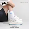 Sapatos Femininos Fashion Versáteis Confortáveis 2026 Primavera Tênis de Alto Valor Estilo College Design Coreano Sapatos Casuais Atacado
