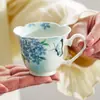 Taza de té de cerámica hecha en fábrica con mariposa blanca y bordado azul, Exquisita taza personal para beber con asa, Taza pequeña