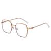 Las nuevas gafas de miopía para computadora con montura de espejo plano antirradiación para hombres y mujeres con nueva tendencia se pueden equipar con montura de gafas con grado de protección contra la luz azul.