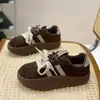 Tênis de treino alemães retrô com forro de fleece para mulheres, nova coleção outono/inverno 2026, com acabamento em camurça, sola grossa e um design confortável e casual que combina com tudo
