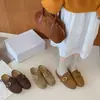 Mules Slip-on de Fundo Plano Estilo Old Money Retrô Femininas 2026 Outono Pato Pessoa Preguiçosa Calçados de Exterior Chinelos Slip-on