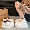 Venda Quente Sola Macia Sola Grossa Aumento de Altura Sapatos Brancos Femininos Outono 2026 Novo Versátil Casual Tênis de Skate Tênis Esportivo Respirável