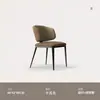 Cadeira de jantar estilo italiano, minimalista e simples, para uso doméstico, luxo leve com encosto, assento de lazer personalizado para sala de jantar, couro de microfibra, cadeira banqueta resistente ao desgaste