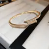 Pulseira Redonda de Aço Titânio Totalmente Cravejada em Diamante Estilo Francês, Pulseira Simples e Fashion de Luxo Leve, Senso de Design, Joia Versátil e Única para Públicos de Nicho