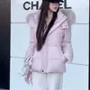Nueva chaqueta de algodón ajustada estilo coreano para mujer 2026, abrigo de invierno corto blanco entallado con cuello de pelo de mapache