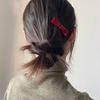 Corea del Sur importó un pequeño logotipo dorado de Francia, lindo mini flequillo retro de color rojo vino, pinza lateral para el cabello pequeña.