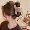 Lindo pasador de pinza de peluche grande para la nuca, nuevo pasador de tiburón para otoño e invierno 2026, elegante pasador de oso para recogidos