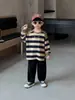 Camiseta para Niños Primavera y Otoño 2025 Nueva Rayada Camiseta Básica para Bebé Niño Elegante Moderna Top de Otoño para Niños Tendencia