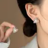 Brincos de Coração com Pérola Estilo Doce Cool para Mulheres Coração de Metal Texturizado Brinco Bicolor Retro para o Dia a Dia Dropshipping