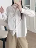 Camisa branca com bordado de gato estilo preppy para mulheres, manga longa, corte solto, top versátil estilo japonês, algodão puro, camisa básica para primavera e outono
