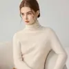 La nueva colección de otoño e invierno de Andy presenta suéteres de punto acanalado de color liso con diseño de cuello alto, ofreciendo un look sencillo y versátil.. Estas capas base de corte ajustado están disponibles para venta al por mayor