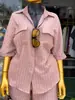 Moda Feminina Transfronteiriça Europeia e Americana Verão 2026 Novo Conjunto Casual de Camisa Listrada Solta com Bolsos e Shorts de Cintura Alta