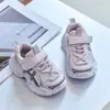 Tênis infantis de malha estilo coreano com sola grossa e velcro, leves e antiderrapantes, adequados para meninos e meninas, tênis estilo "dad shoes" para crianças do jardim de infância