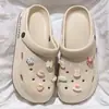 Sapatos de Furo Verão Feminino Roupa Exterior 2024 Novo Estilo Sandálias EVA de Sola Grossa Antiderrapante Desodorante Chinelos de Praia para Mulheres
