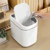 Mini Papelera de Escritorio con Tapa, Pequeño Cubo de Basura Doméstico Creativo Estilo Europeo con Tapa Basculante, Práctico para Uso en el Hogar