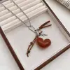 Collar de Cuero con Colgante Vintage en Forma de Corazón Diseño de Nicho de Alta Gama para Mujer Cadena de Suéter de Lujo Nuevo Accesorio