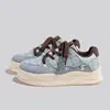 Zapatillas Deportivas Casuales para Estudiantes de Suela Gruesa con Diseño Bordado Retro Versátil de Nicho Nuevo para Primavera y Otoño 2026 Zapatos Blancos Versátiles